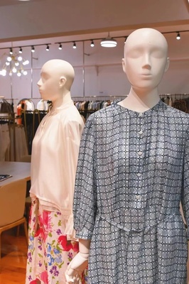 “美女企业家”转型时尚主播，金山宝藏服装工厂店借力数码产品再掀热潮